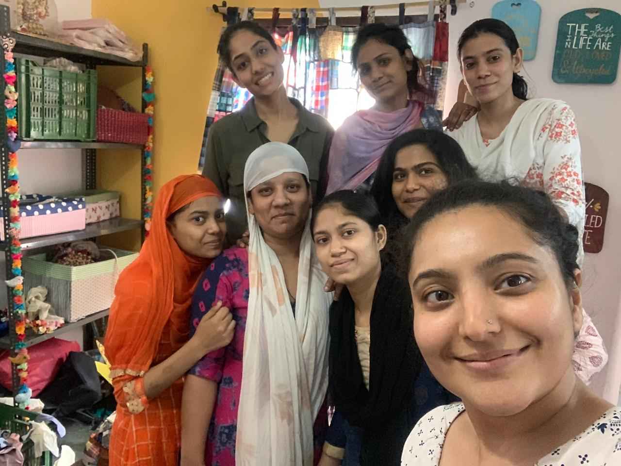 Tim di 'Use Me Works' terdiri dari 30 wanita dari Chattarpur di Delhi dan mendaur ulang kain lama menjadi dekorasi 