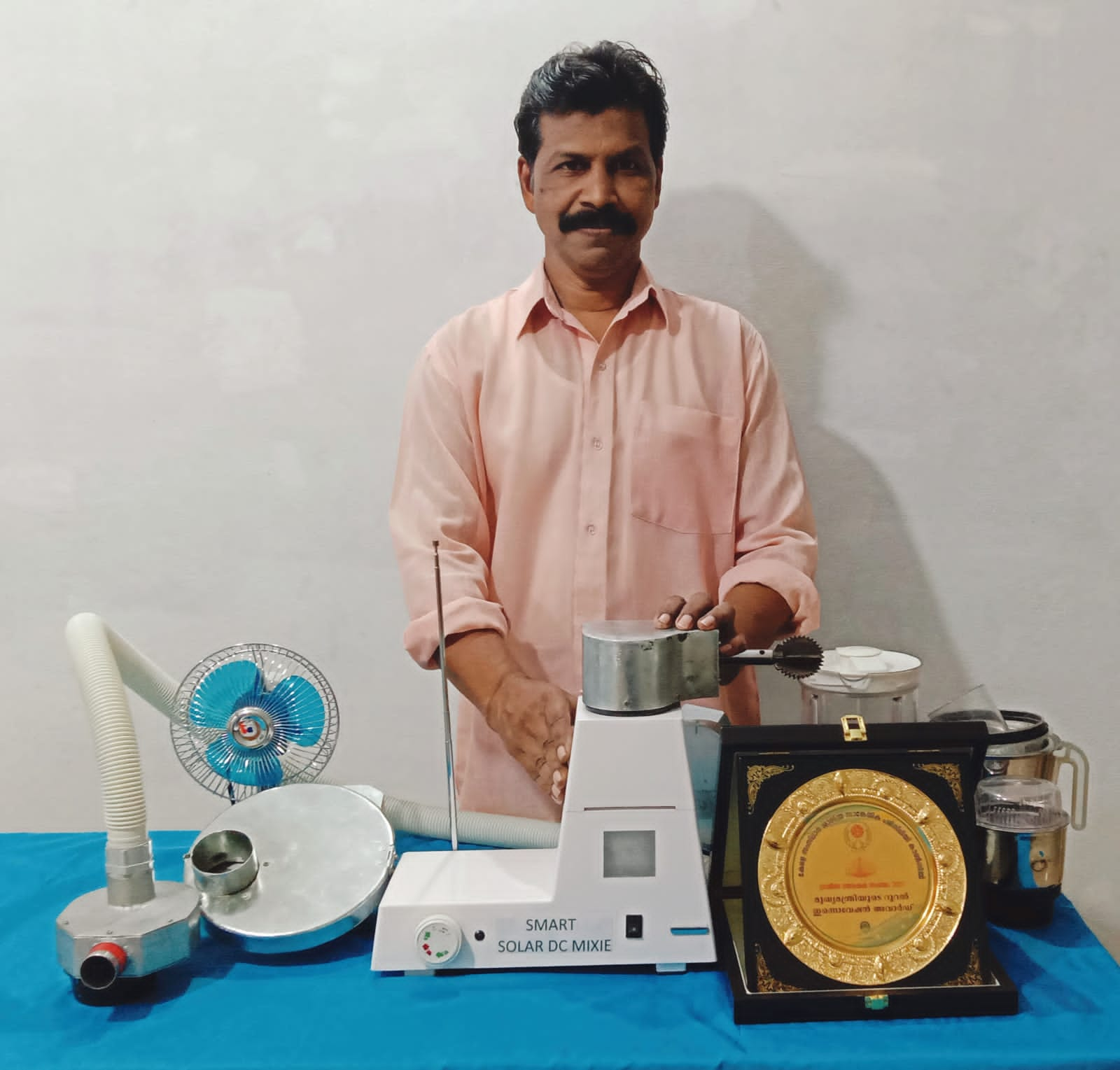 Biju Narayanan with his smart solar DC mixie.