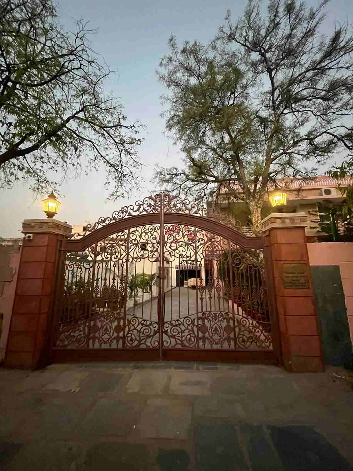 the exteriors of an ancestral home in jaipur which has been converted into obaque jaipur cafe 