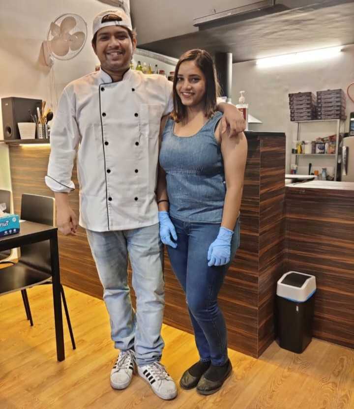 Ankith Suresh dan Priyanka Mandal, pendiri The Mad Pepperoni, gerai pizza yang menyajikan pizza gaya Neapolitan otentik