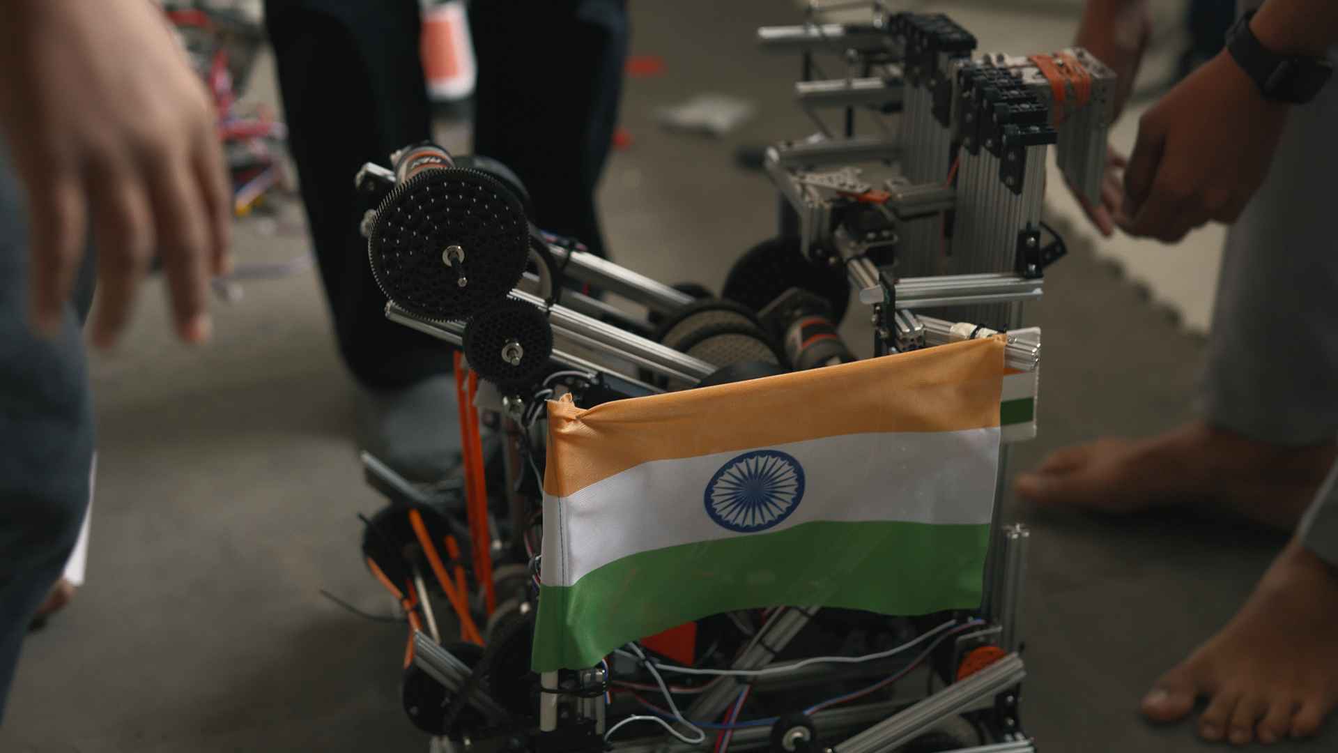 Robot itu dikonseptualisasikan, dibangun dan dirancang oleh anak-anak dan kemudian dipresentasikan di Jenewa di Swiss