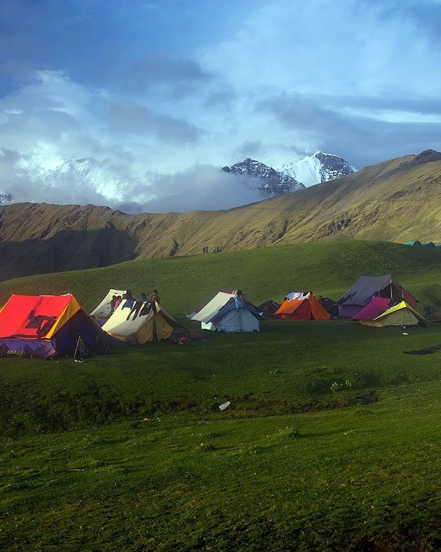 Trekkers camping during the Ali Bedni trek