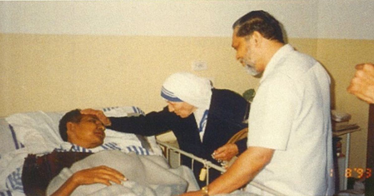 Dr L J De Souza with Mother Teresa at one of the Shanti Avedna Sadan centres. 