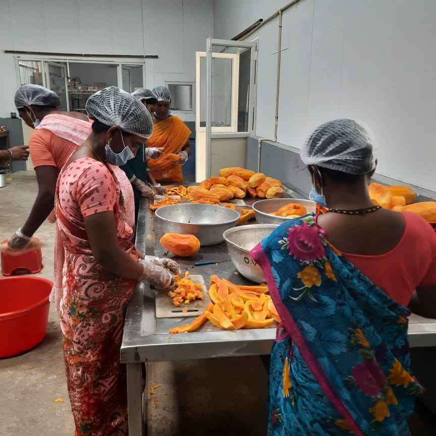 Perempuan dari desa-desa terdekat di Telangana bekerja di unit produksi tempat mereka mencuci, membersihkan dan mengolah sayuran