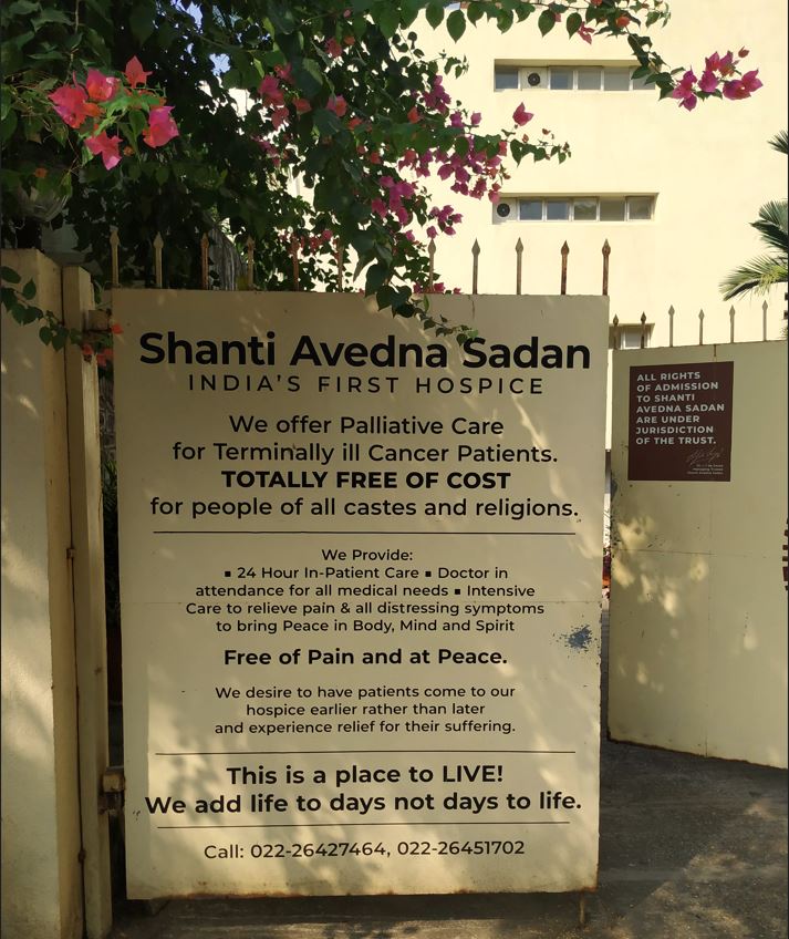 Gerbang Shanti Avedna Sadan berbunyi 'Ini adalah tempat tinggal!'