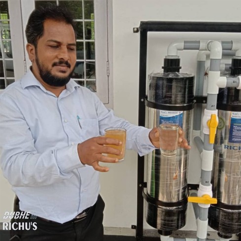 A customer of Dubhe Richus showing the difference between well water and filtered water.