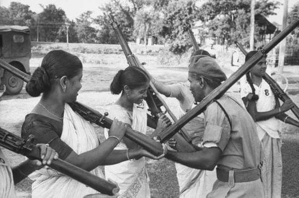 Wanita juga diberi pelatihan militer selama perang Indo China