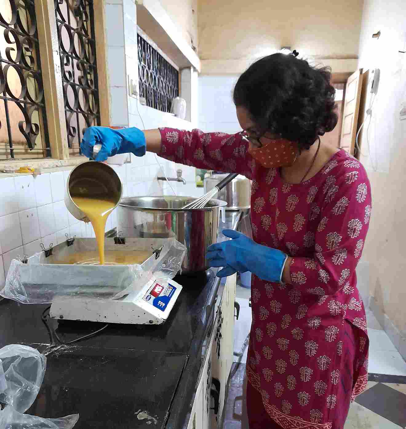Sheetal Kabra membuat sabun alami menggunakan bahan-bahan yang ada di dapurnya seperti minyak kelapa dan mentega