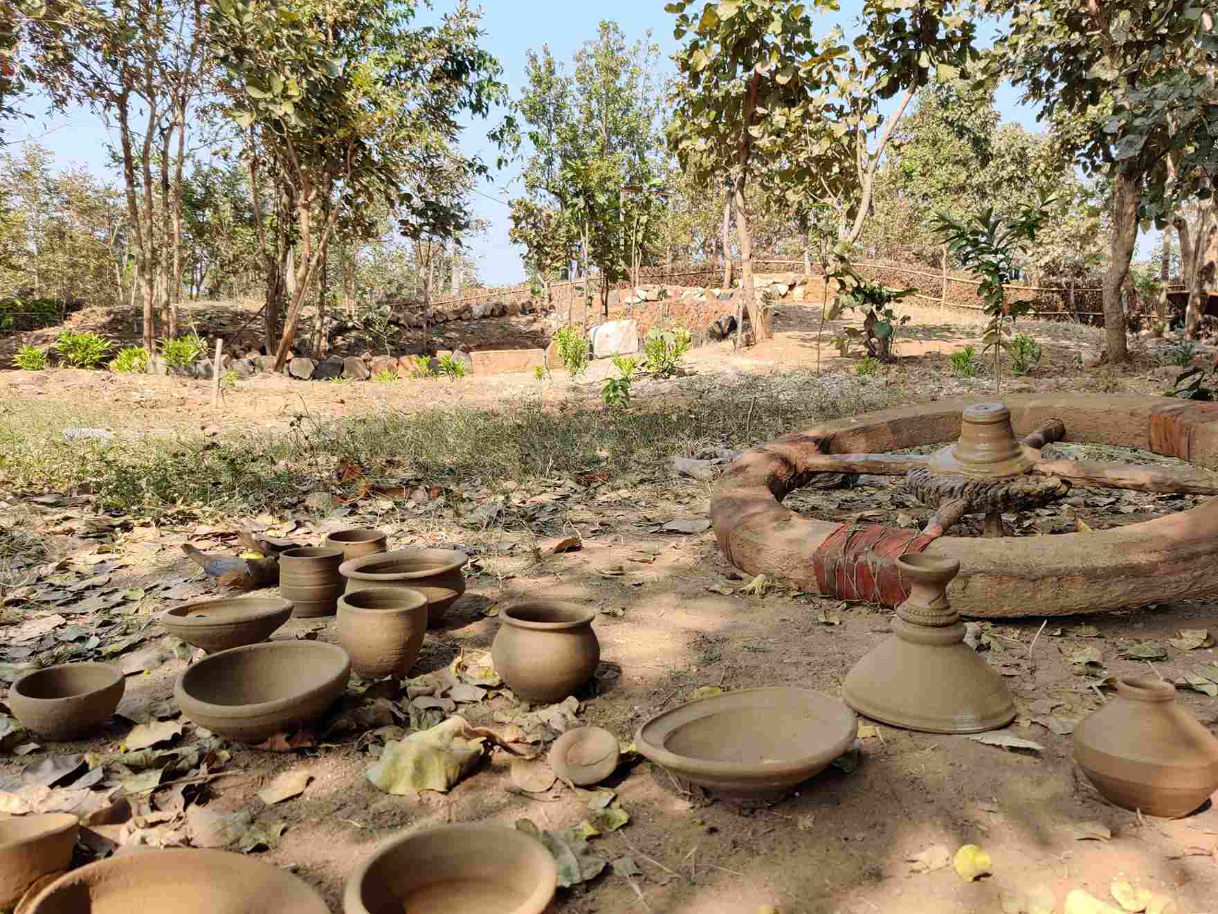 Para tamu dapat menyaksikan tembikar di desa Boda di mana mesin tidak digunakan.