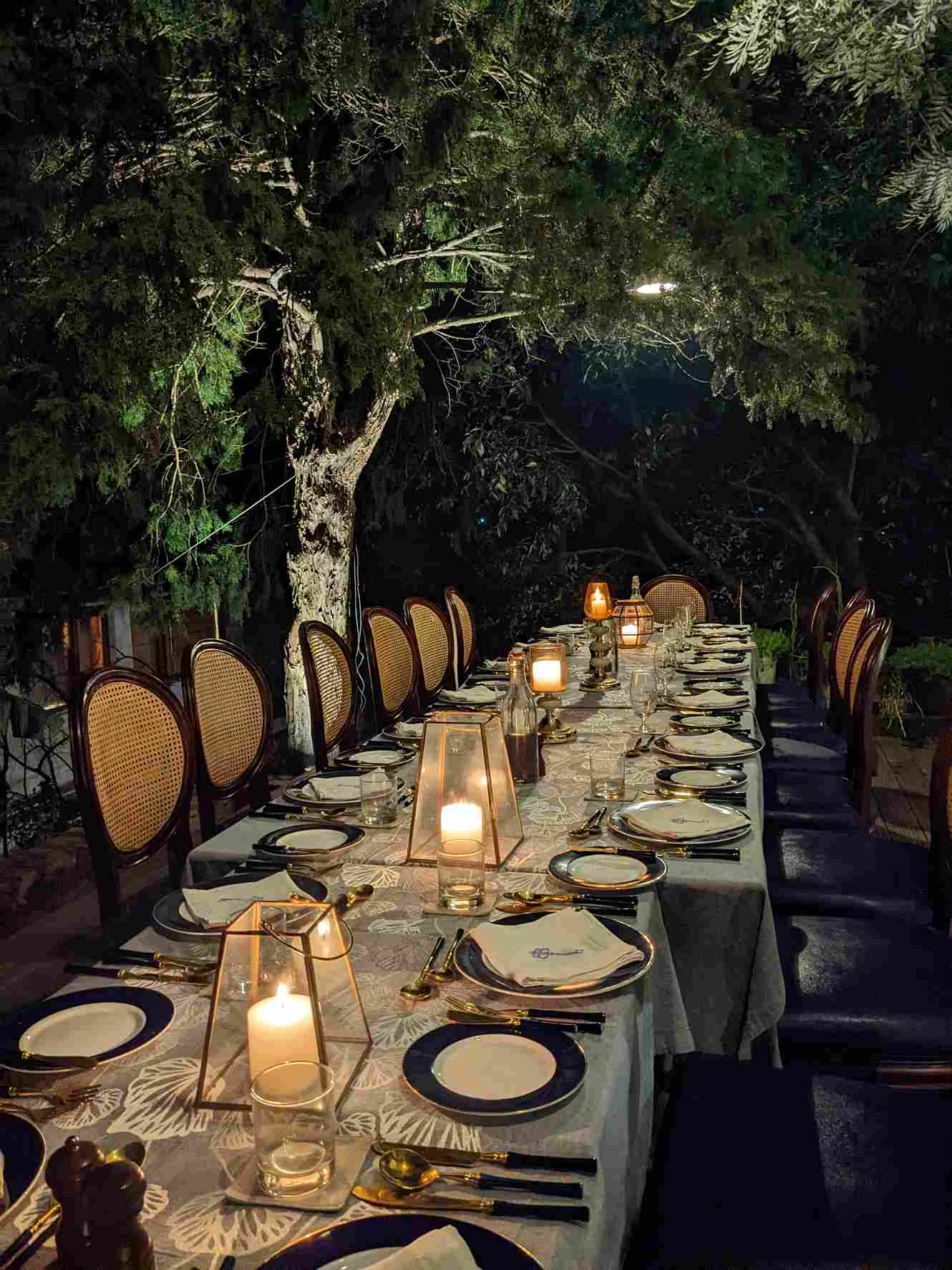 Makan malam di Gethia adalah acara yang indah di dekat tepi kolam renang atau di bawah bintang-bintang.