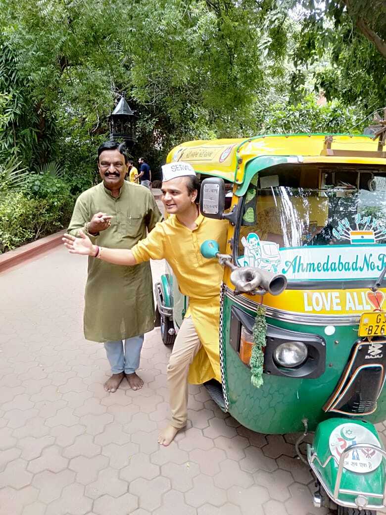 ahmedabad auto driver Udaysinh Jadhav with a passenger 