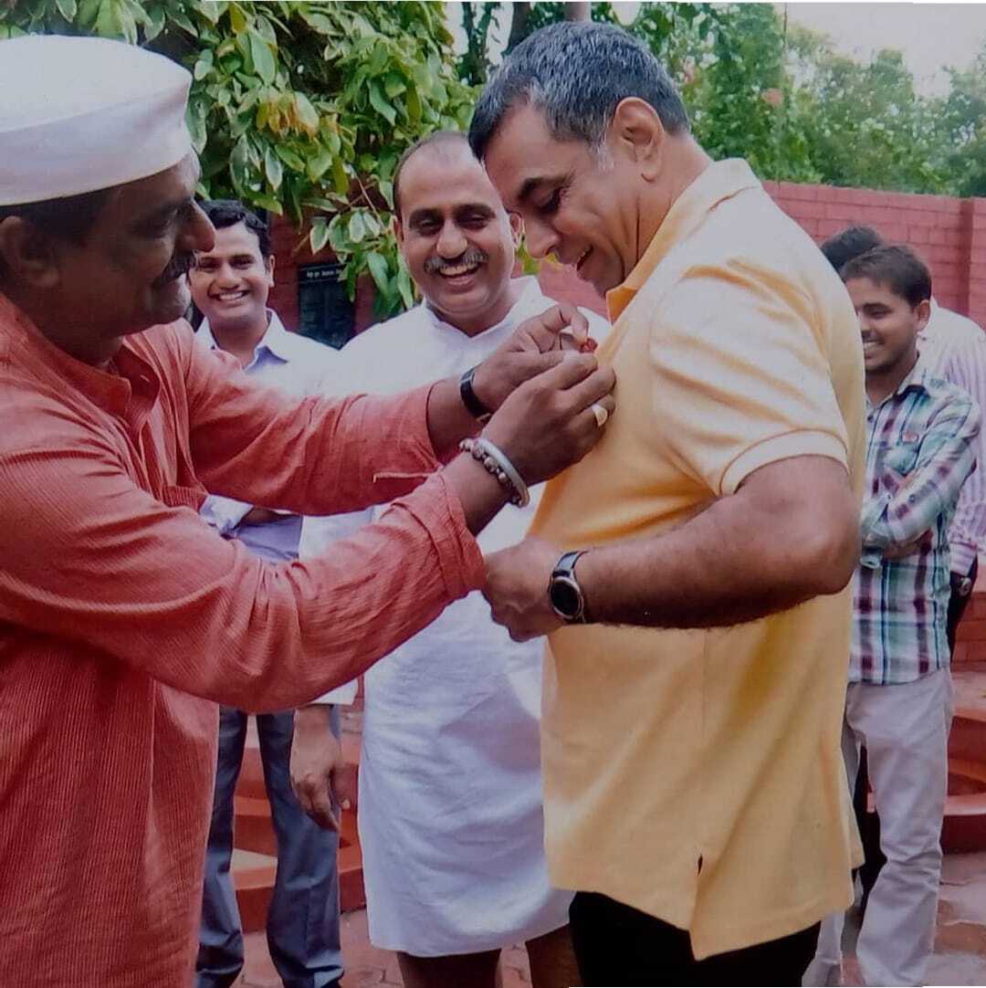 ahmedabad auto driver Udaysinh Jadhav with actor paresh rawal 