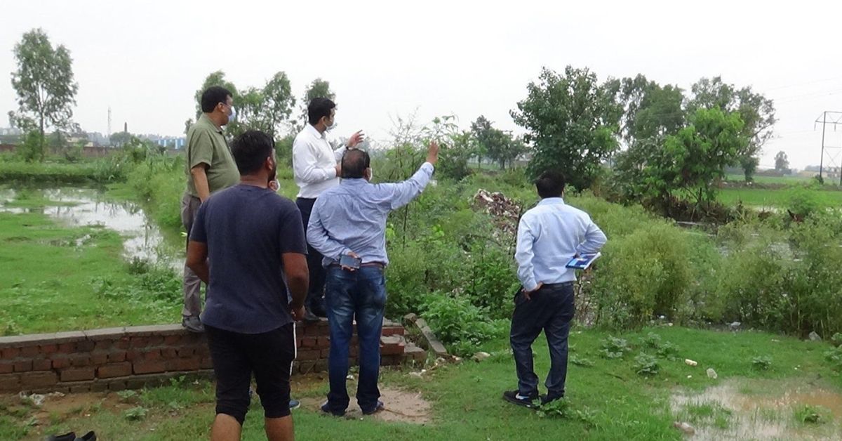 Vikram Yadav dan timnya mensurvei pertanian di Ambala, Haryana.