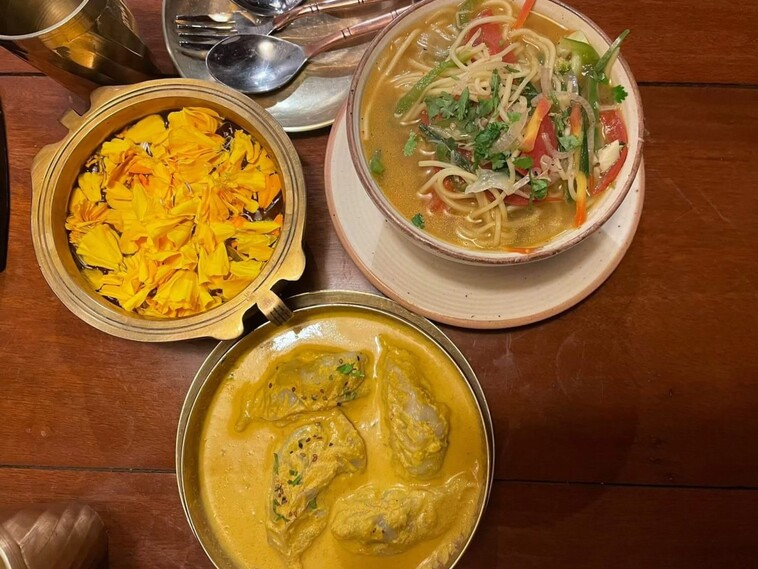 Di restoran, pengunjung yang lapar akan disuguhi berbagai kelezatan — dari piring thakali tradisional hingga jhol momos dan thukpa. 