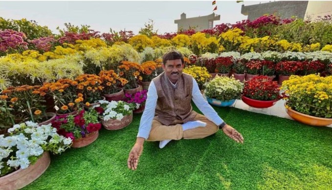 Ram Vilas Singh di 'lembah bunga' alias taman terasnya.