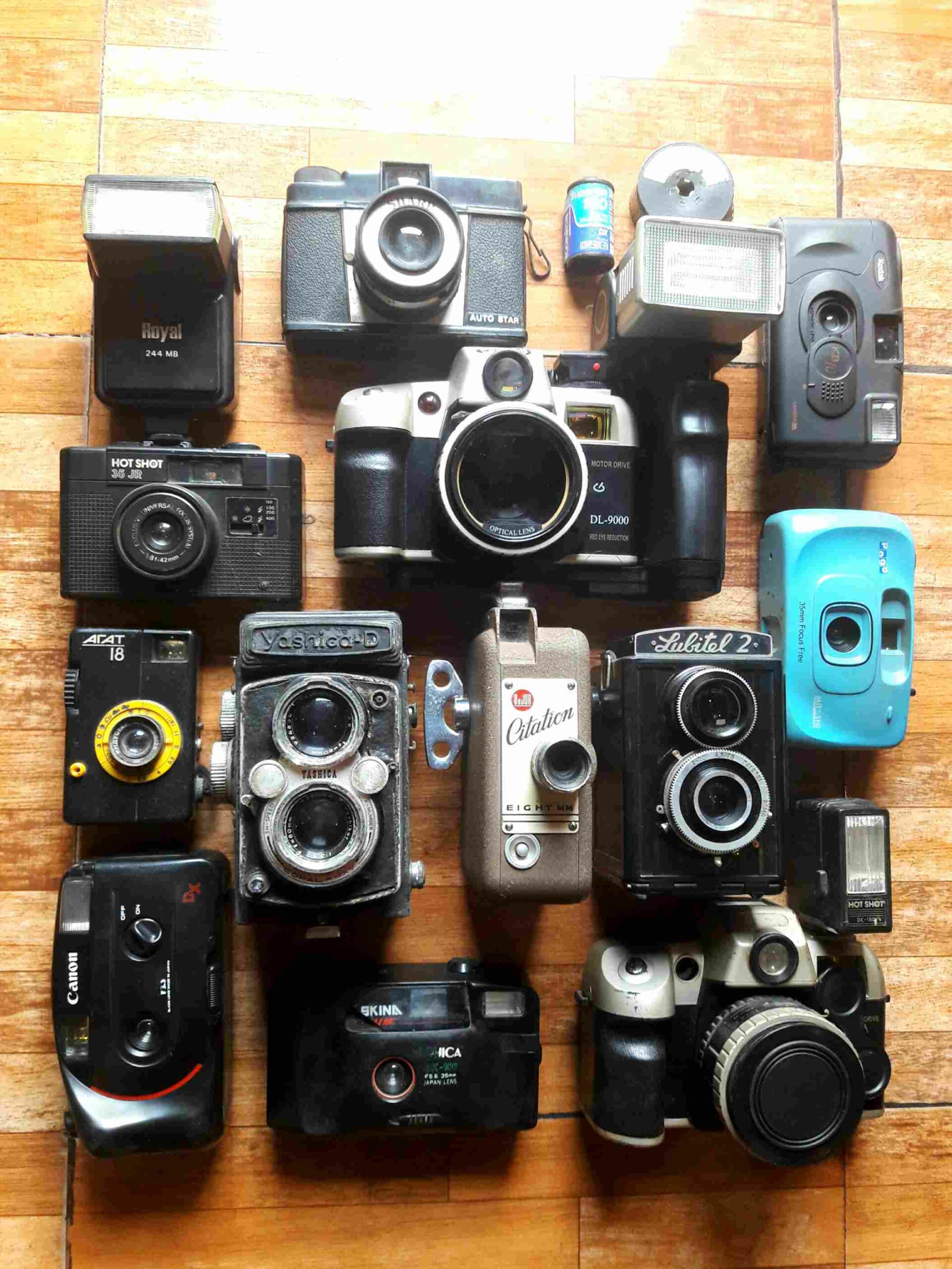Koleksi kamera vintage yang diproduksi oleh Canon, Kodak, dll,