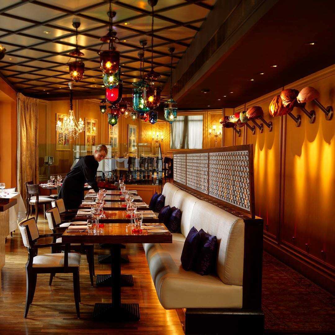 Terletak di Regent Street, Veeraswamy adalah salah satu restoran tertua di London
