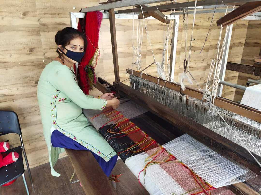 Penenun wanita dari daerah sekitar Mandi