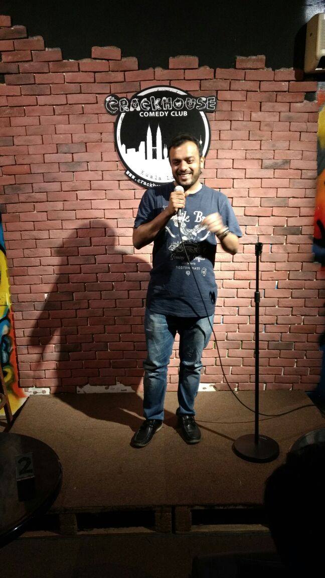Vikram Poddar, seorang standup comedian yang kini menampilkan komedi korporat