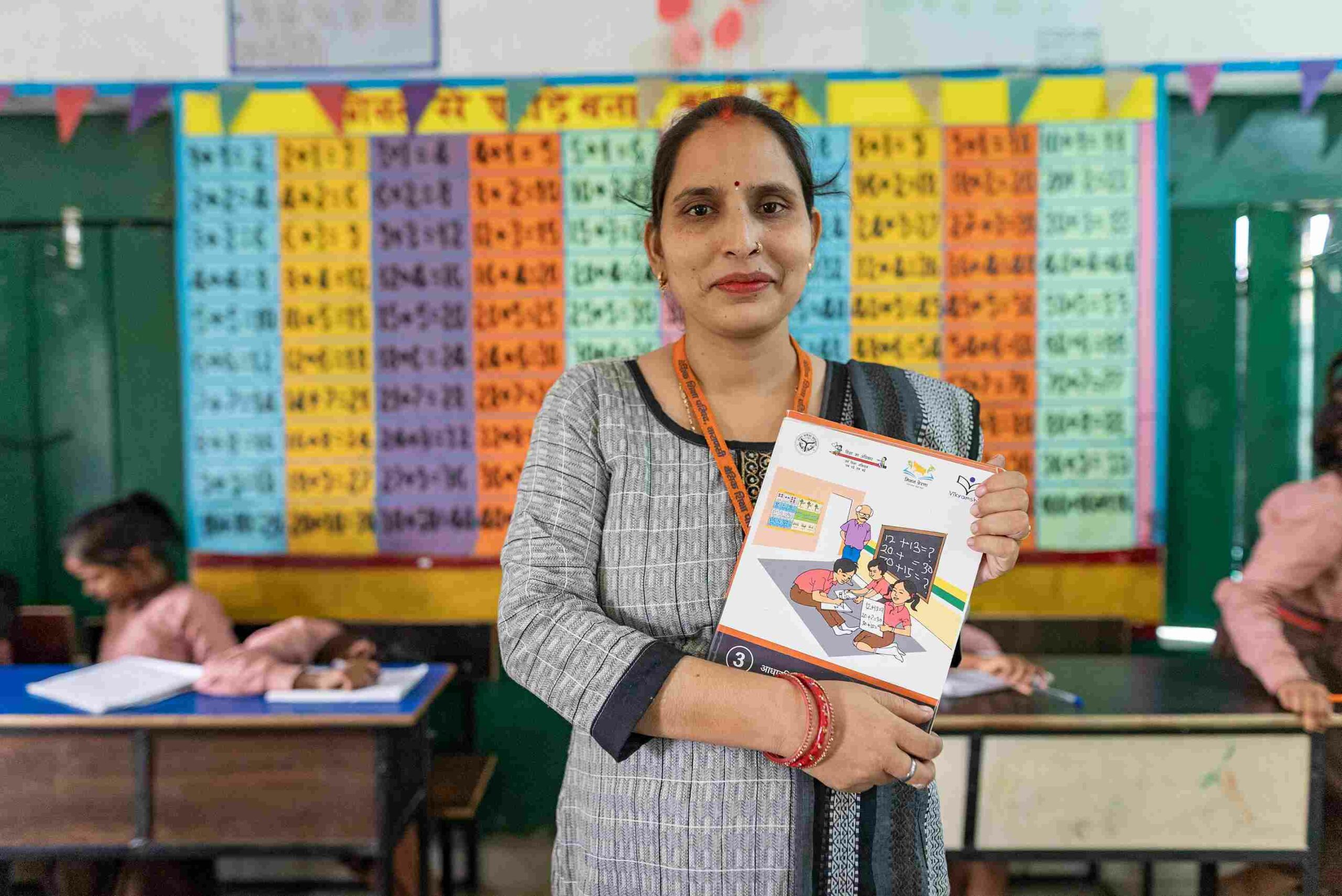 Sunita Singh adalah asisten guru Kelas 3 di Sekolah Dasar Negeri di distrik Sewapuri di Uttar Pradesh.