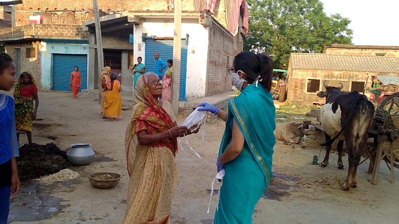 Dolly membagikan masker kepada warga pedesaan di tengah fase awal pandemi COVID-19.