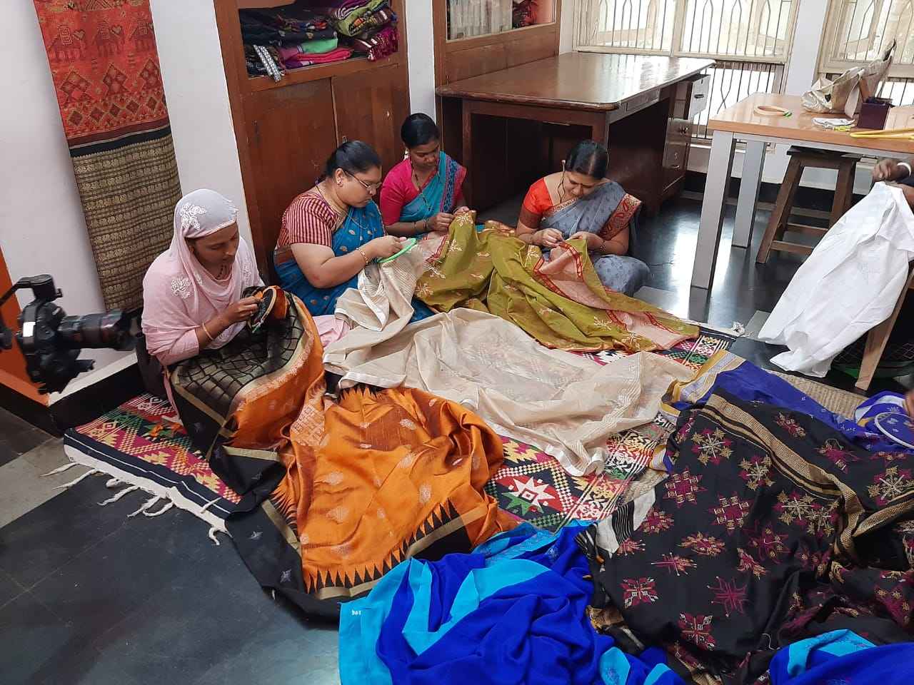 he artisans of Artikrafts engaged in kasuti embroidery