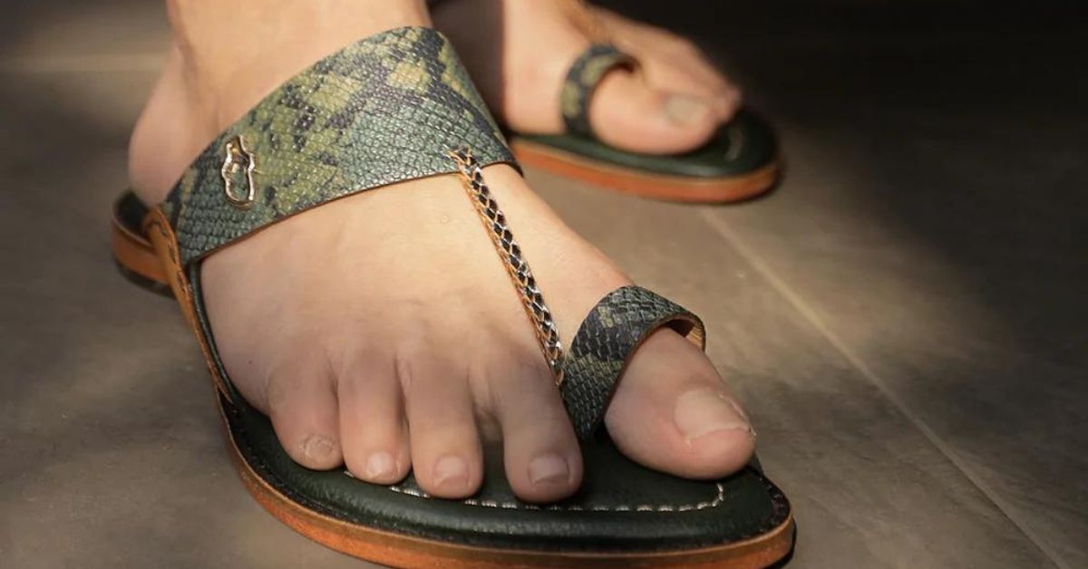 Ini adalah sandal kulit buatan tangan.