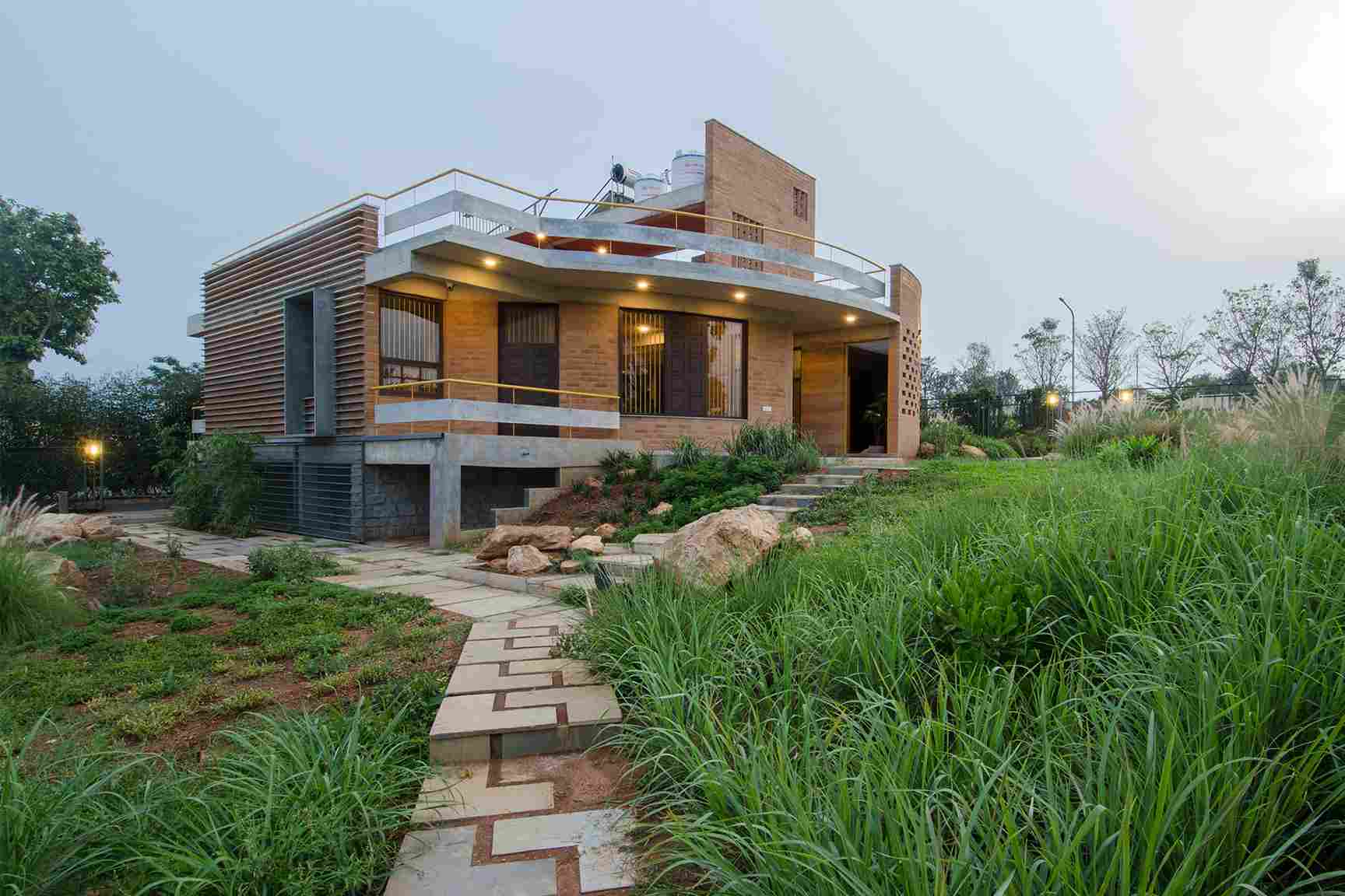 'Breathe' adalah rumah berkelanjutan di Bengaluru yang memiliki arsitektur modern dengan desain ramah lingkungan