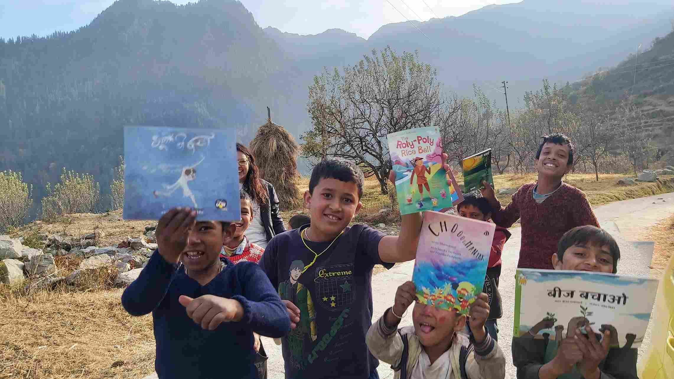 The duo have distributed over 2000 books as part of Kahani ki Dukaan
