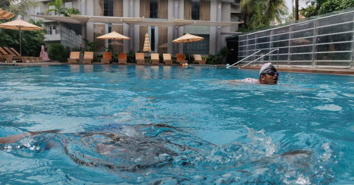 Terlepas dari kemunduran fisik yang sangat besar karena hidup dengan polio, Shilpa belajar berenang.