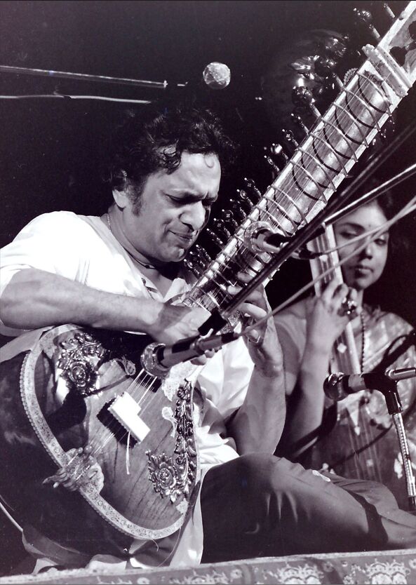 Ravi Shankar menjadi orang India pertama yang memenangkan Grammy Award