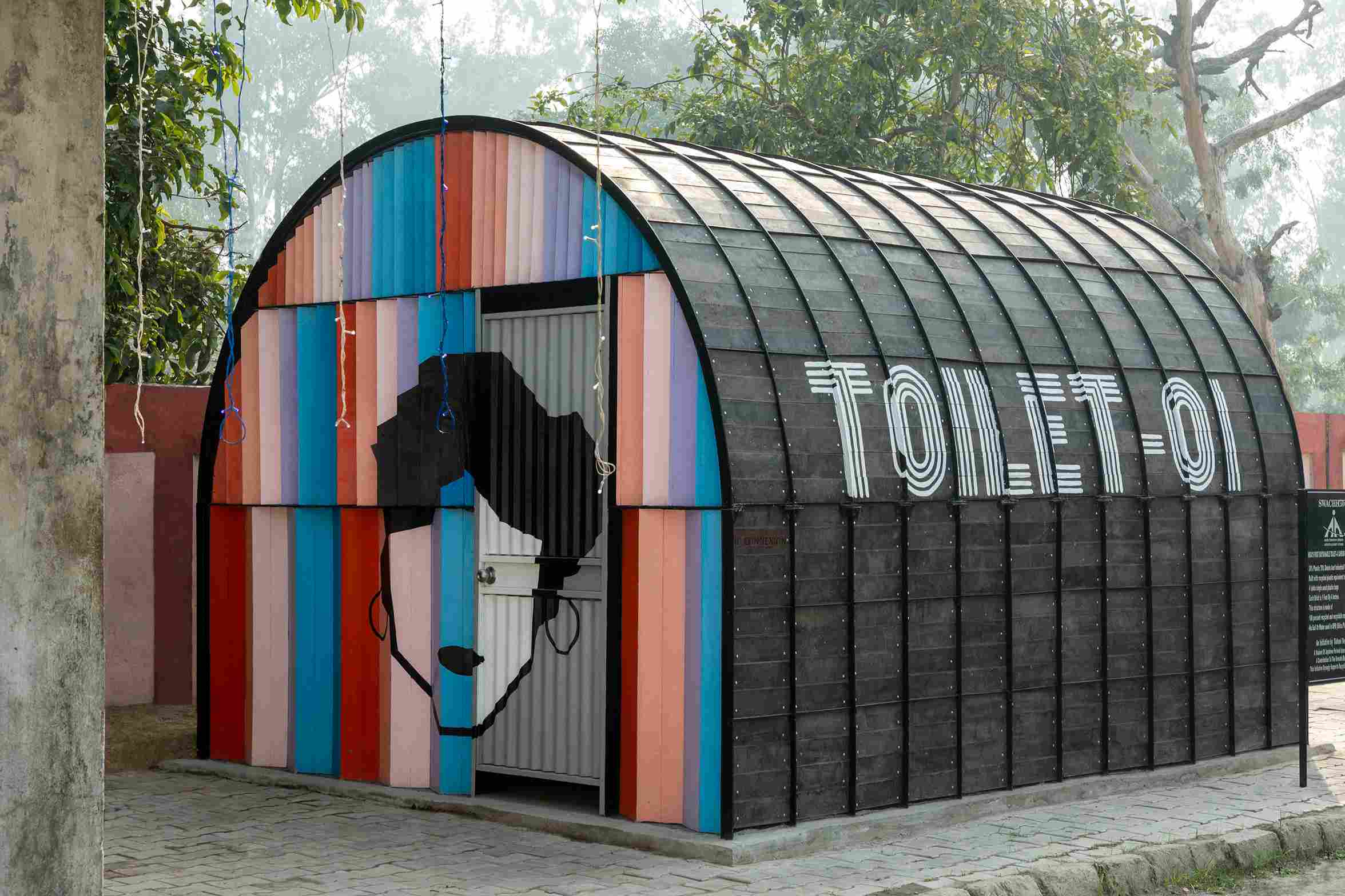 Toilet 01 di tempat parkir bandara internasional Amritsar.