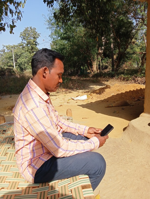Upendra Mahananda tweeting an issue from his smartphone