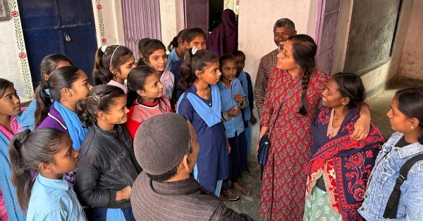 Surabhi Yadav, salah satu pimpinan BIRD, menyapa para gadis sekolah 