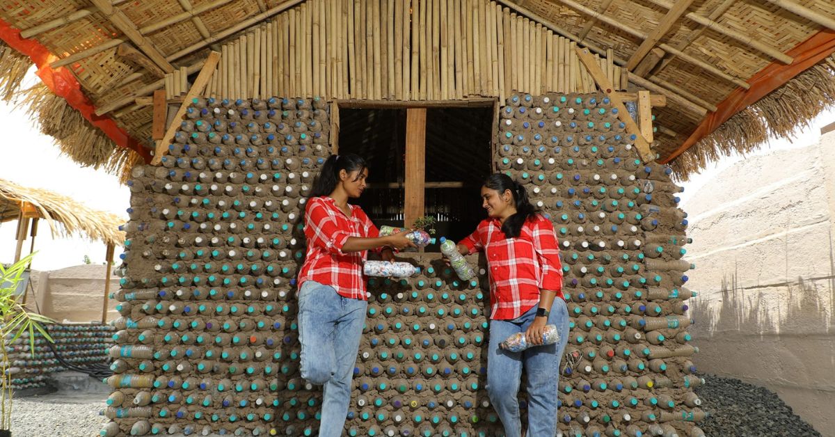 Teman Namita Kapale dan Kalyani Bharmbe telah membangun rumah ramah lingkungan menggunakan 16.000 botol air plastik.