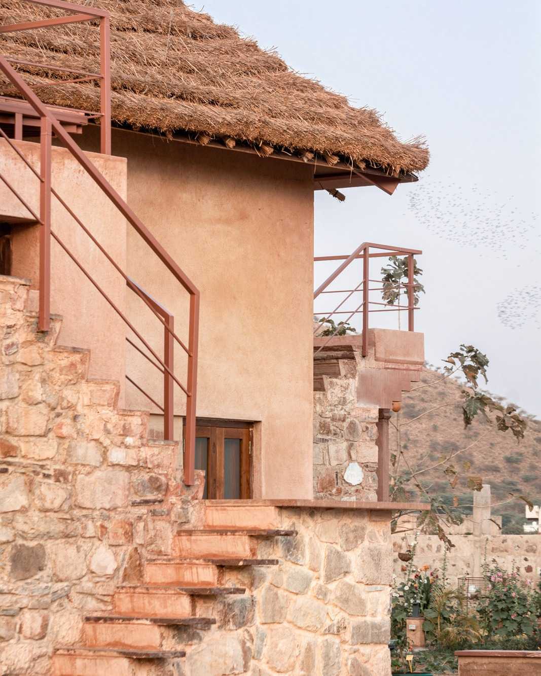 Rumah lumpur di Alwar, Rajasthan menggunakan atap jerami agar rumah tetap sejuk di musim panas karena jerami bisa bernapas