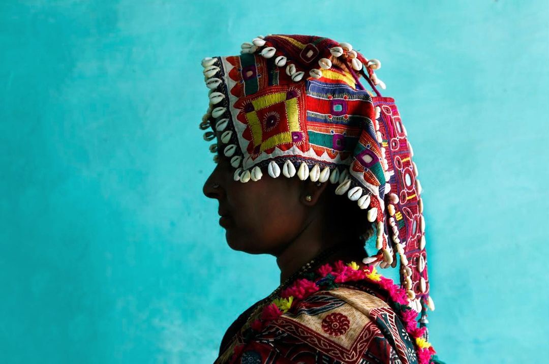 The headdress is designed in such a way that it supports the weight of heavy pots of water