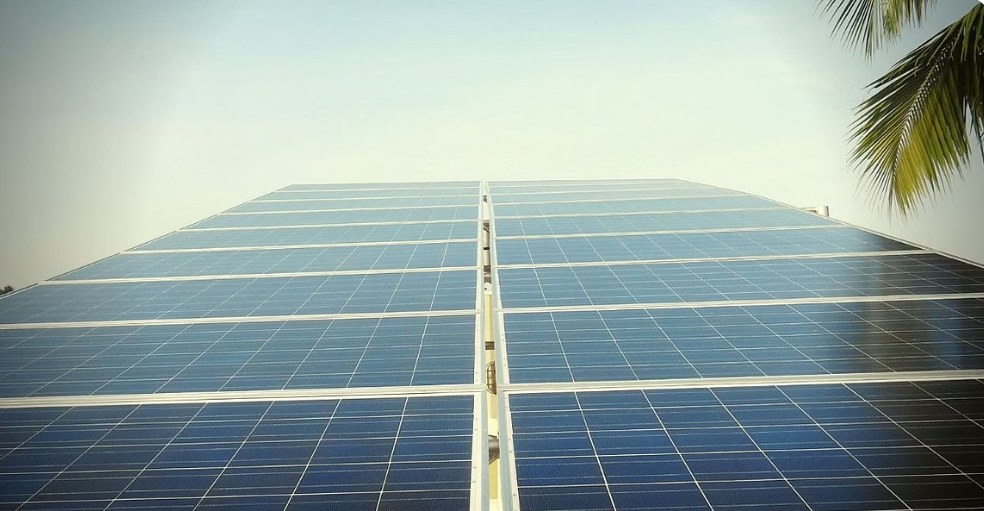 Panel surya yang dipasang di atap mereka menghasilkan listrik yang cukup sehingga tagihan mereka nol.