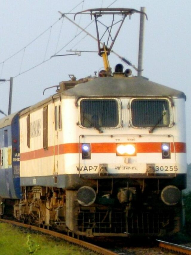 WAP-7_class_electric_locomotive_of_Indian_Railways (1)