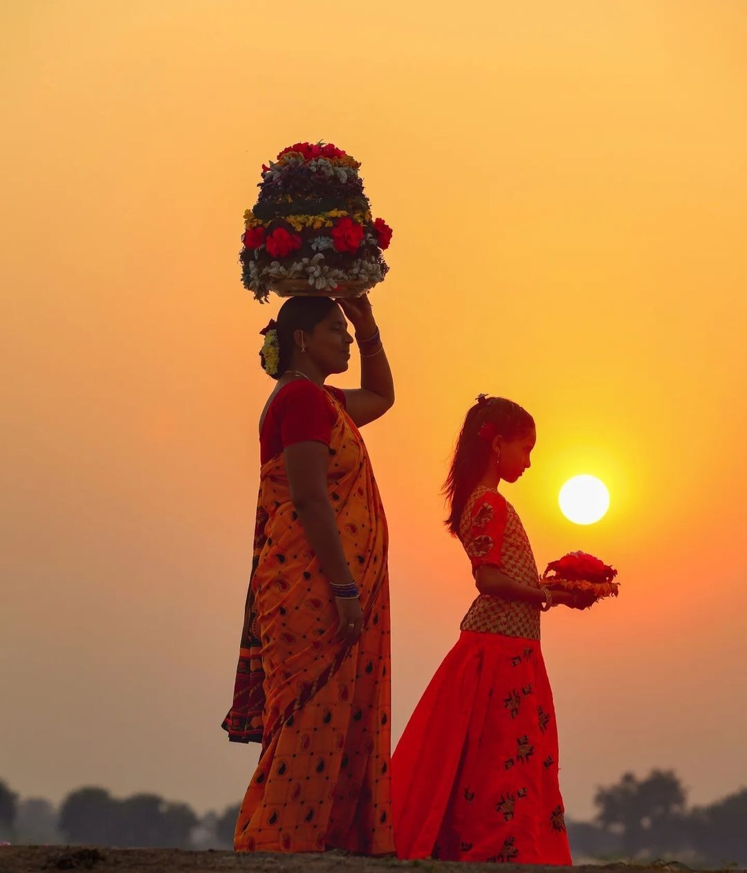 Ritual Bathukamma melibatkan tarian di sekitar tumpukan bunga dan dirayakan dengan kemegahan di Telangana.