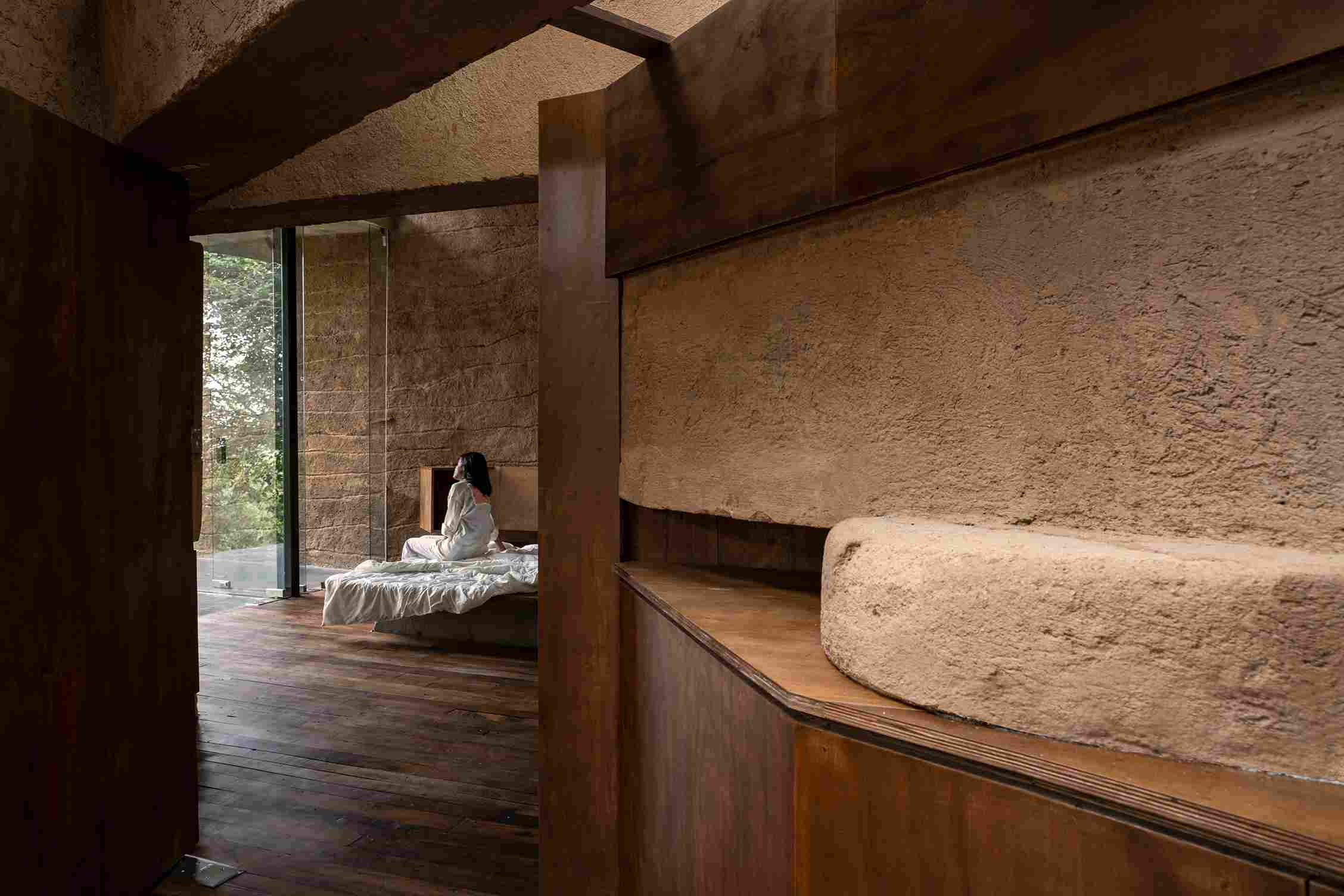 The sustainable home integrates mud with cement to form a structure that can withstand different temperatures