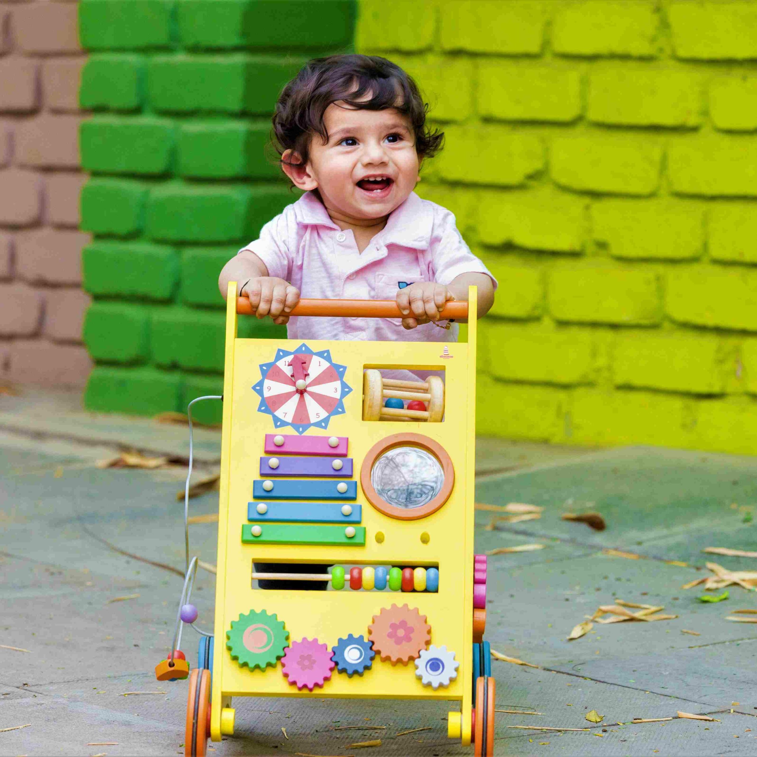 Push walker adalah perangkat yang disetujui dokter anak yang membantu mengembangkan keterampilan motorik kasar anak
