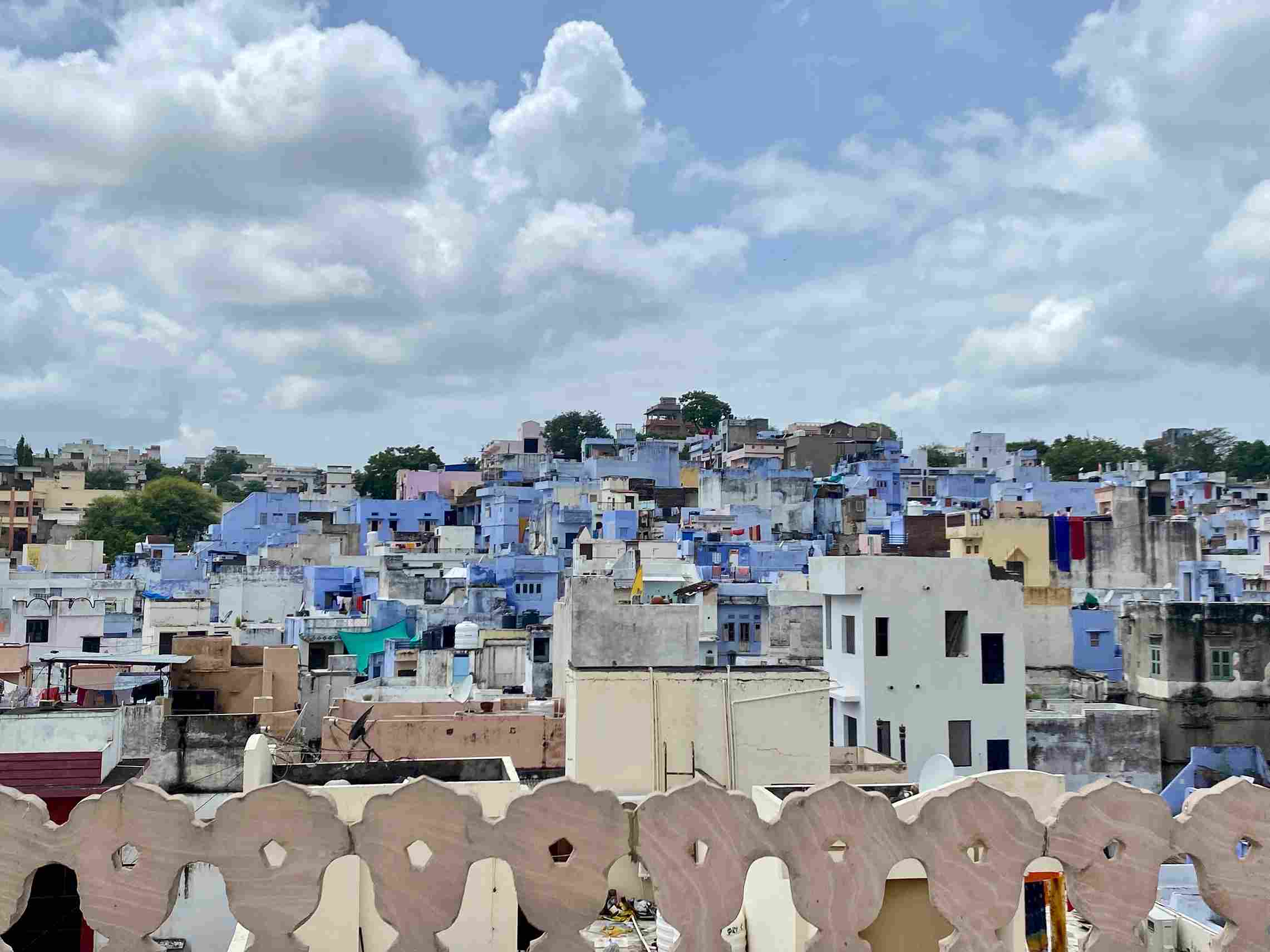 Langit Nathdwara tempat rumah para seniman dapat dilihat.  Seluruh kota terlibat dalam menjaga bentuk seni pichvai tetap hidup