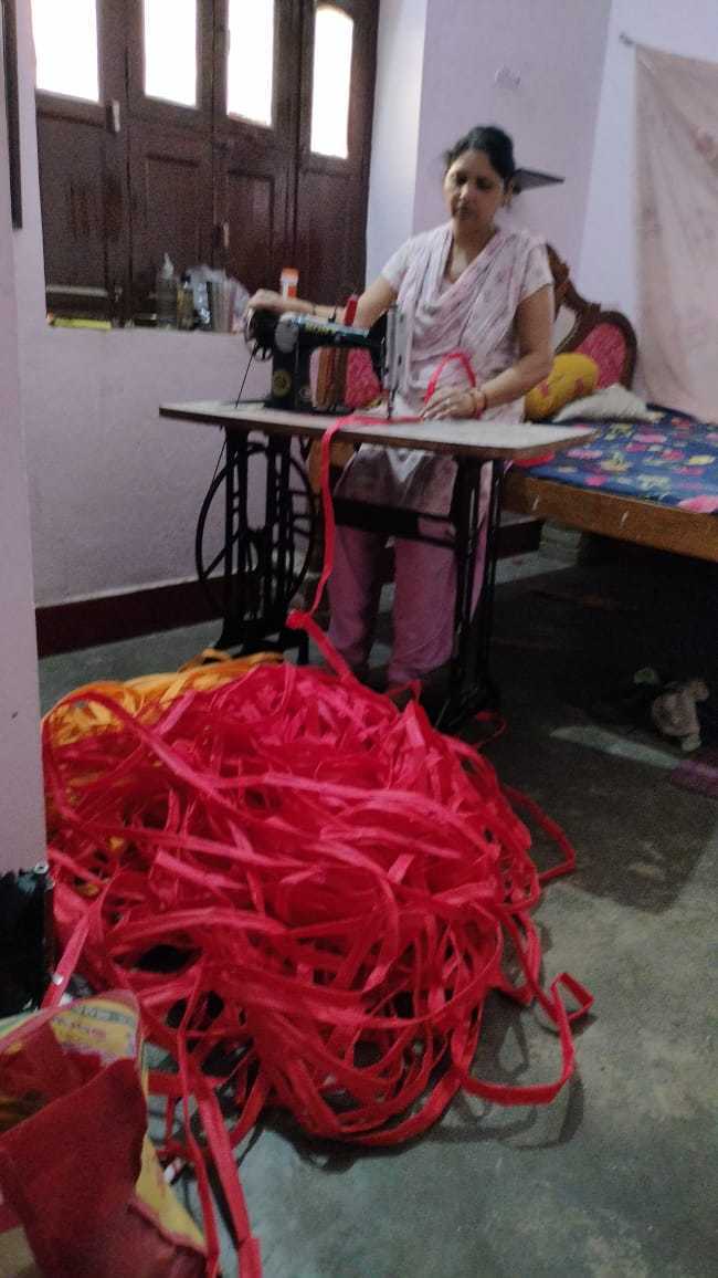 At Avinash Jhola Udyog women are trained in stitching bags from different material