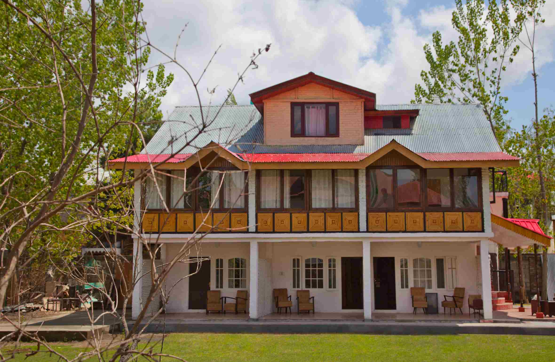 The Mahatta Homestay is a beautiful getaway in Srinagar that lets you immerse yourself in nature