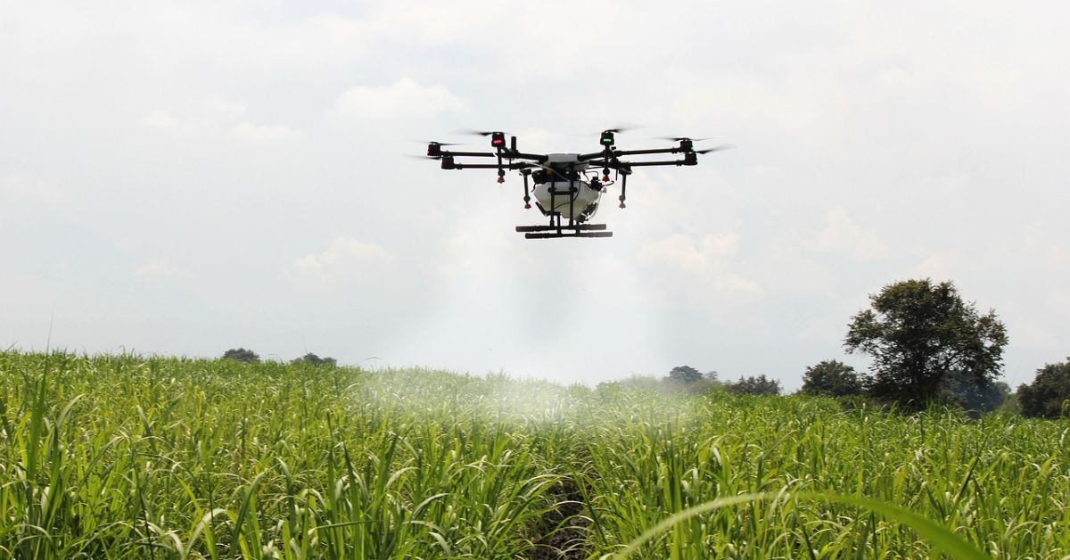 penyemprotan udara melalui drone juga dikatakan mengurangi bahaya kesehatan di kalangan petani.