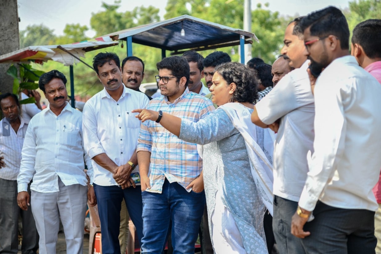 Pooja Tendulkar, the co-founder of Lemnion Green Solutions, explaining the Kamandalu river project to Mr Rohit Patil.