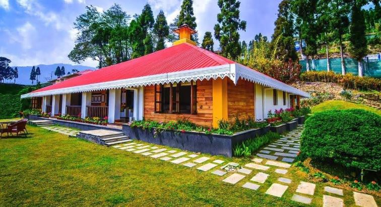 Chamong Chiabari Mountain Retreat is situated among the mountains of Darjeeling and has plenty of opportunities for trekking and hiking, 
