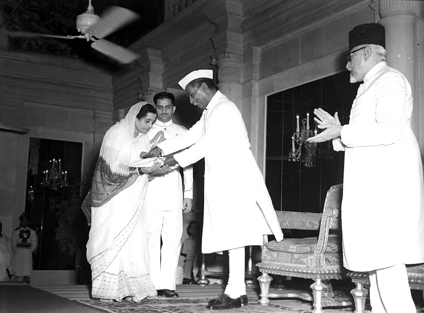 Kesarbai Kerkar receiving Sangeet Natak Akademi Award from Indian President Rajendra Prasad in March 1953