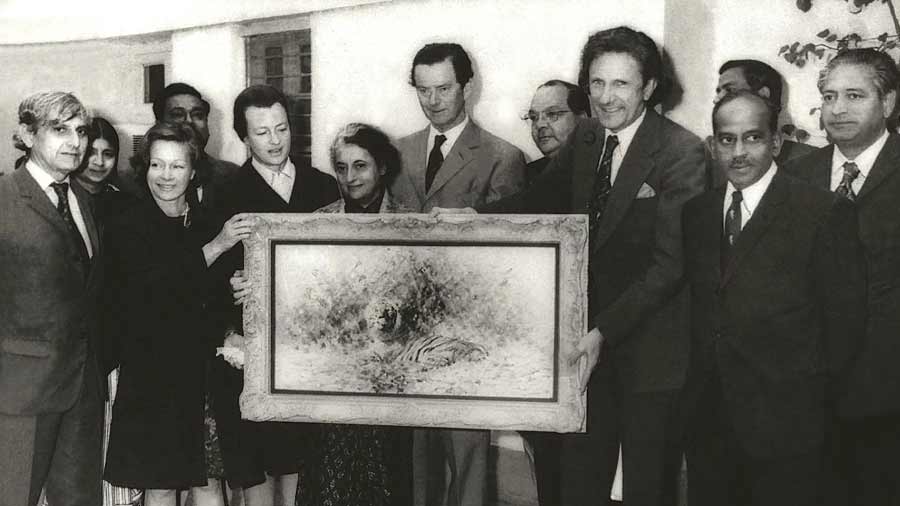 Anne Wright with Indira Gandhi and others presenting ‘Tiger in the Sun’ to raise funds for Project Tiger in New Delhi in 1975.